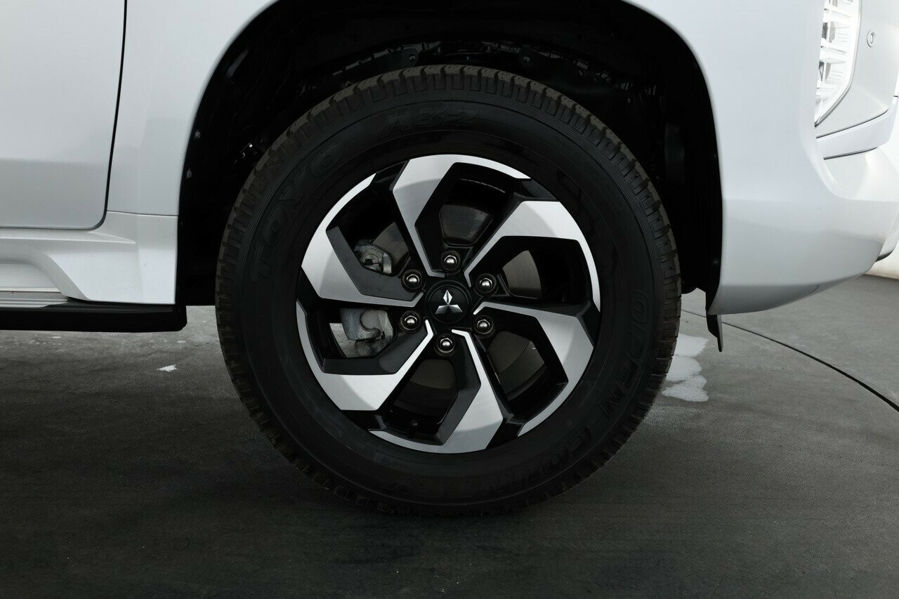 Mitsubishi Pajero Sport image 3