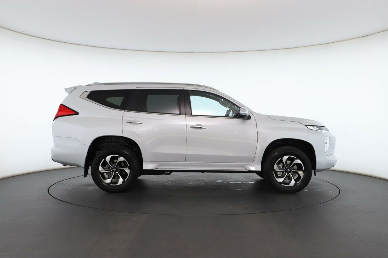 Mitsubishi Pajero Sport image 2