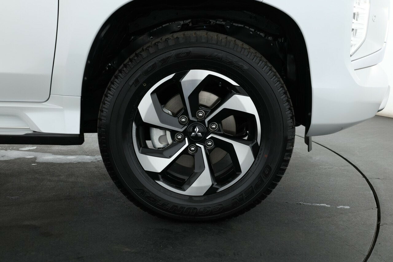 Mitsubishi Pajero Sport image 3