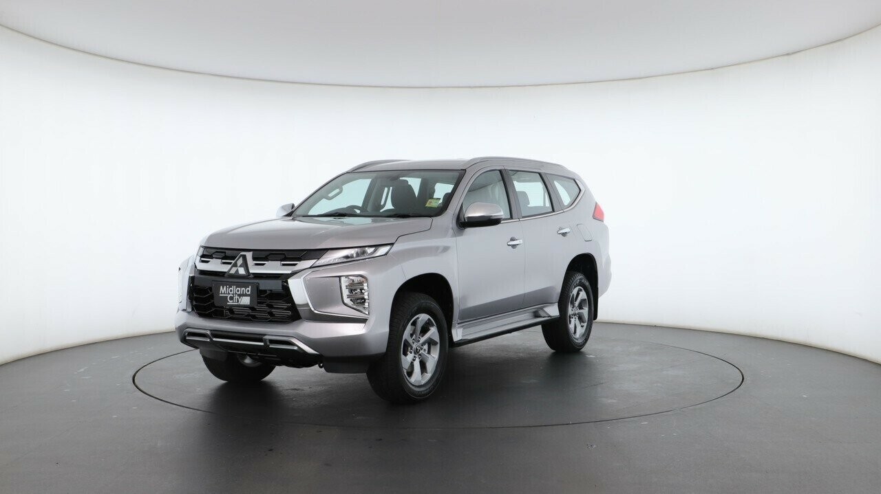 Mitsubishi Pajero Sport image 2