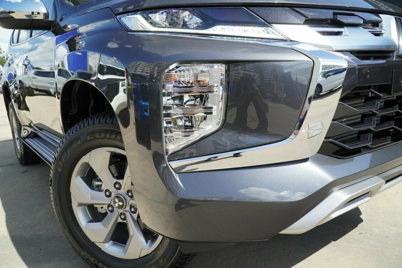 Mitsubishi Pajero Sport image 2