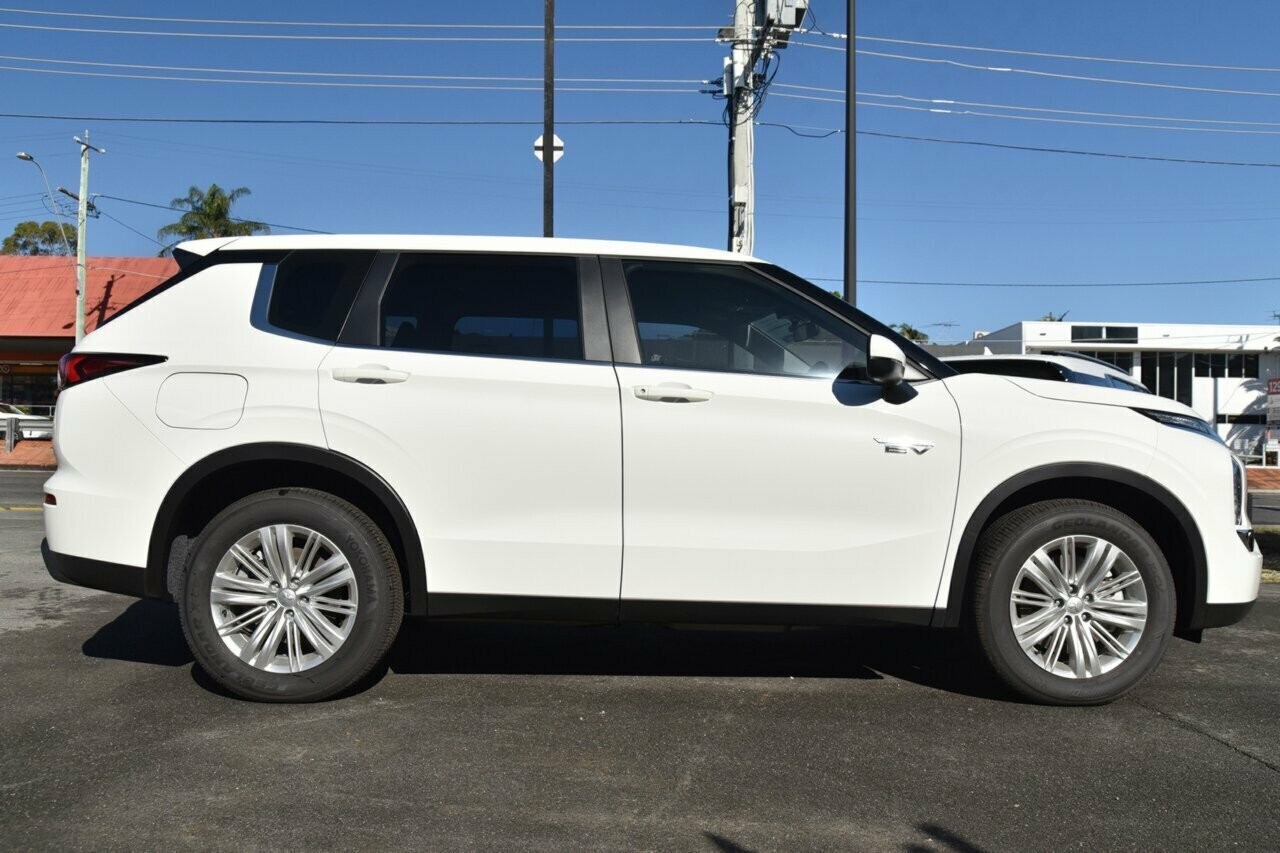 Mitsubishi Outlander image 2