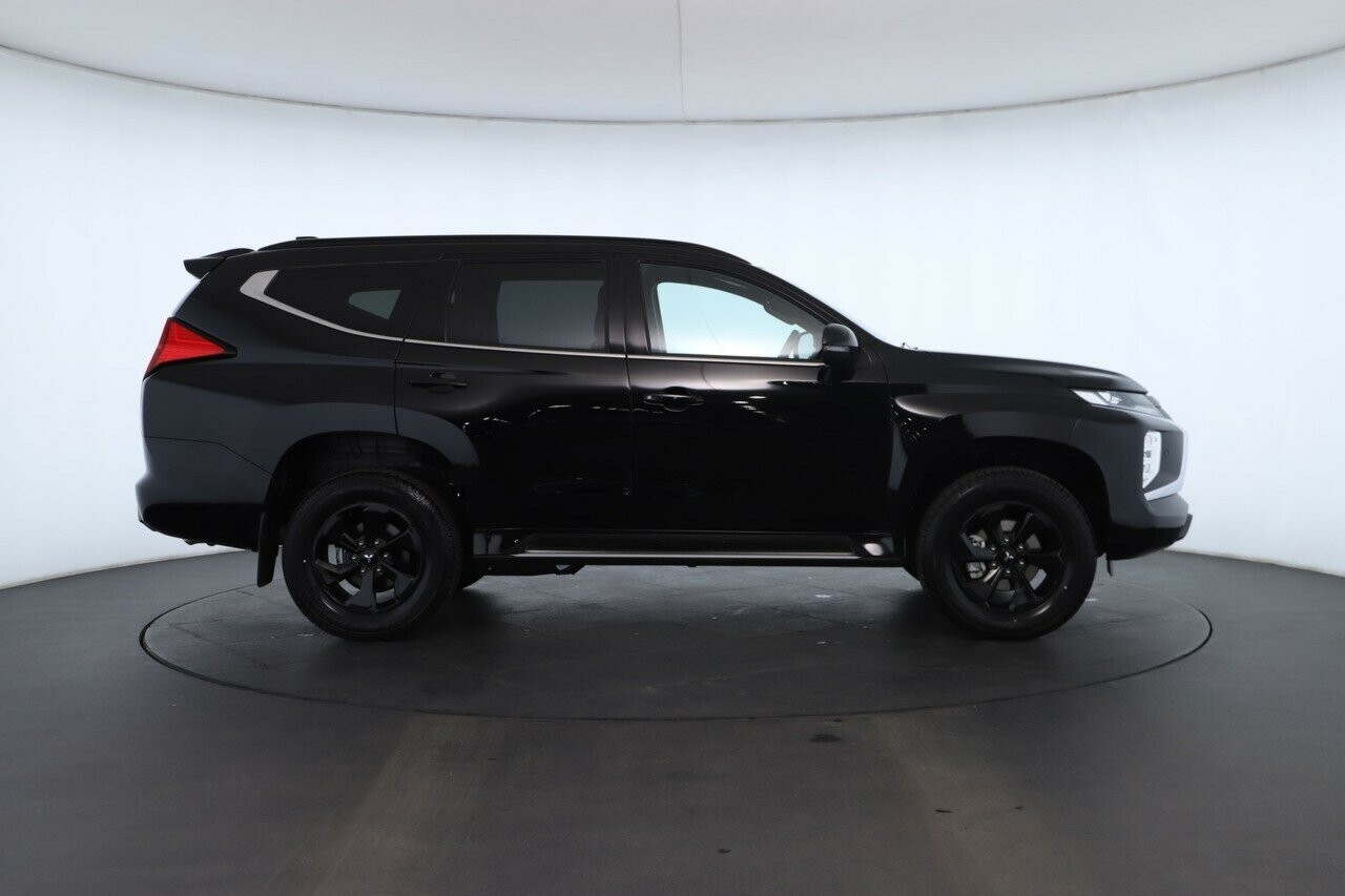 Mitsubishi Pajero Sport image 2