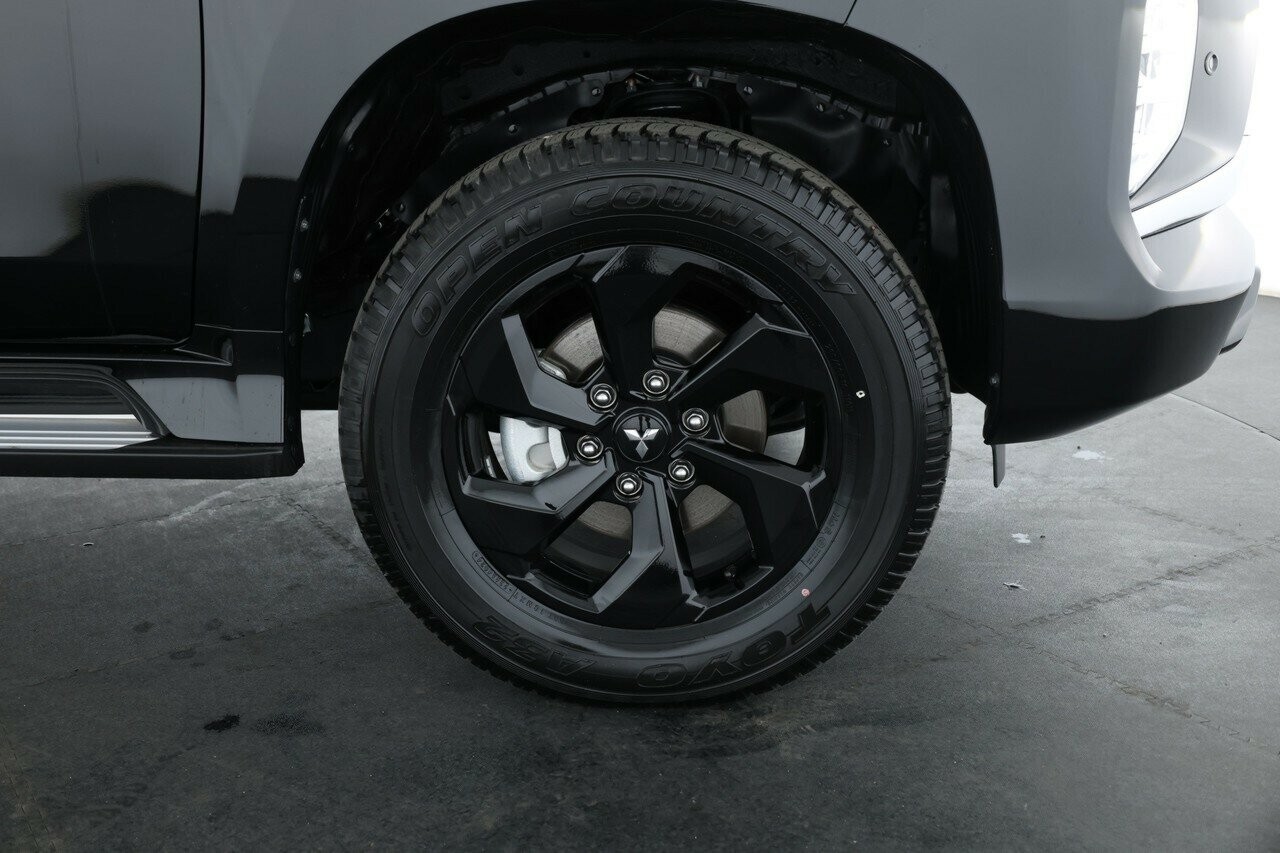 Mitsubishi Pajero Sport image 3