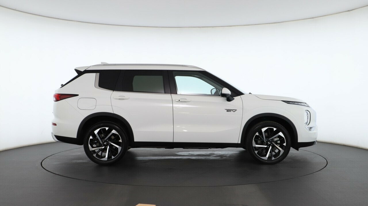 Mitsubishi Outlander image 2