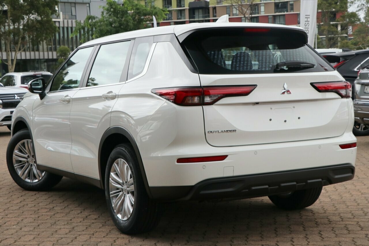 Mitsubishi Outlander image 3