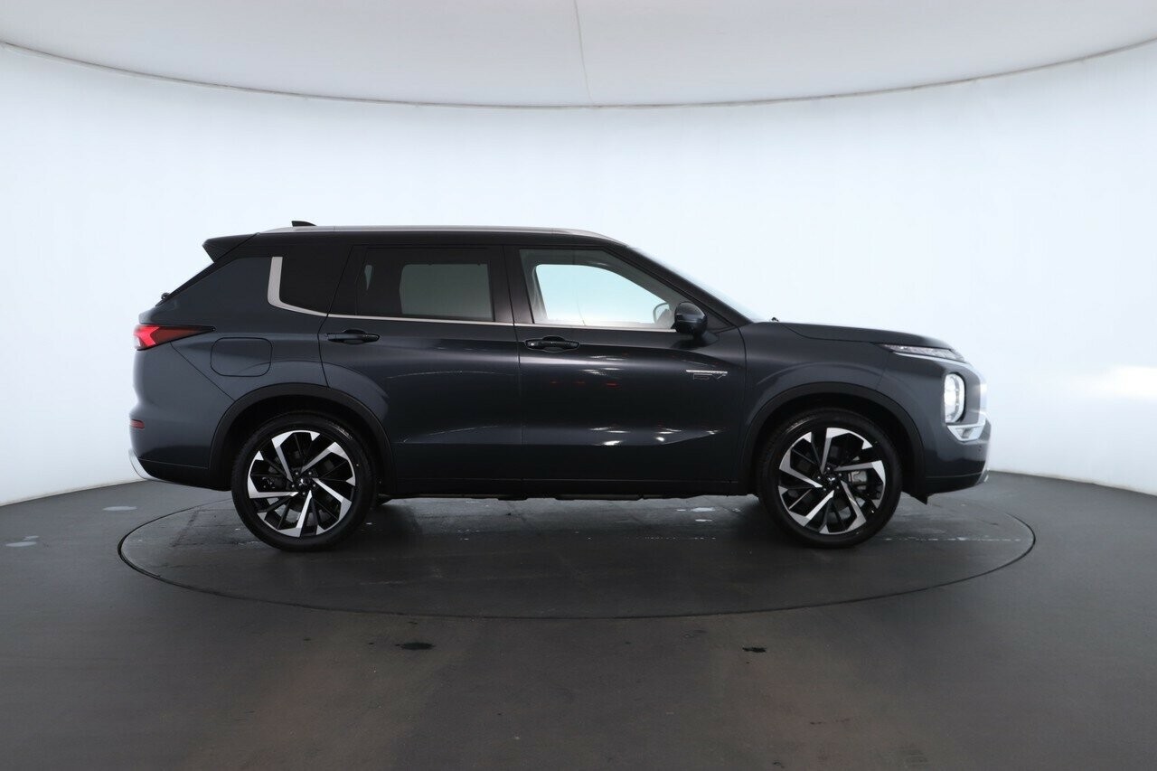 Mitsubishi Outlander image 2