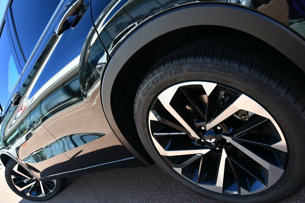 Mitsubishi Outlander image 4