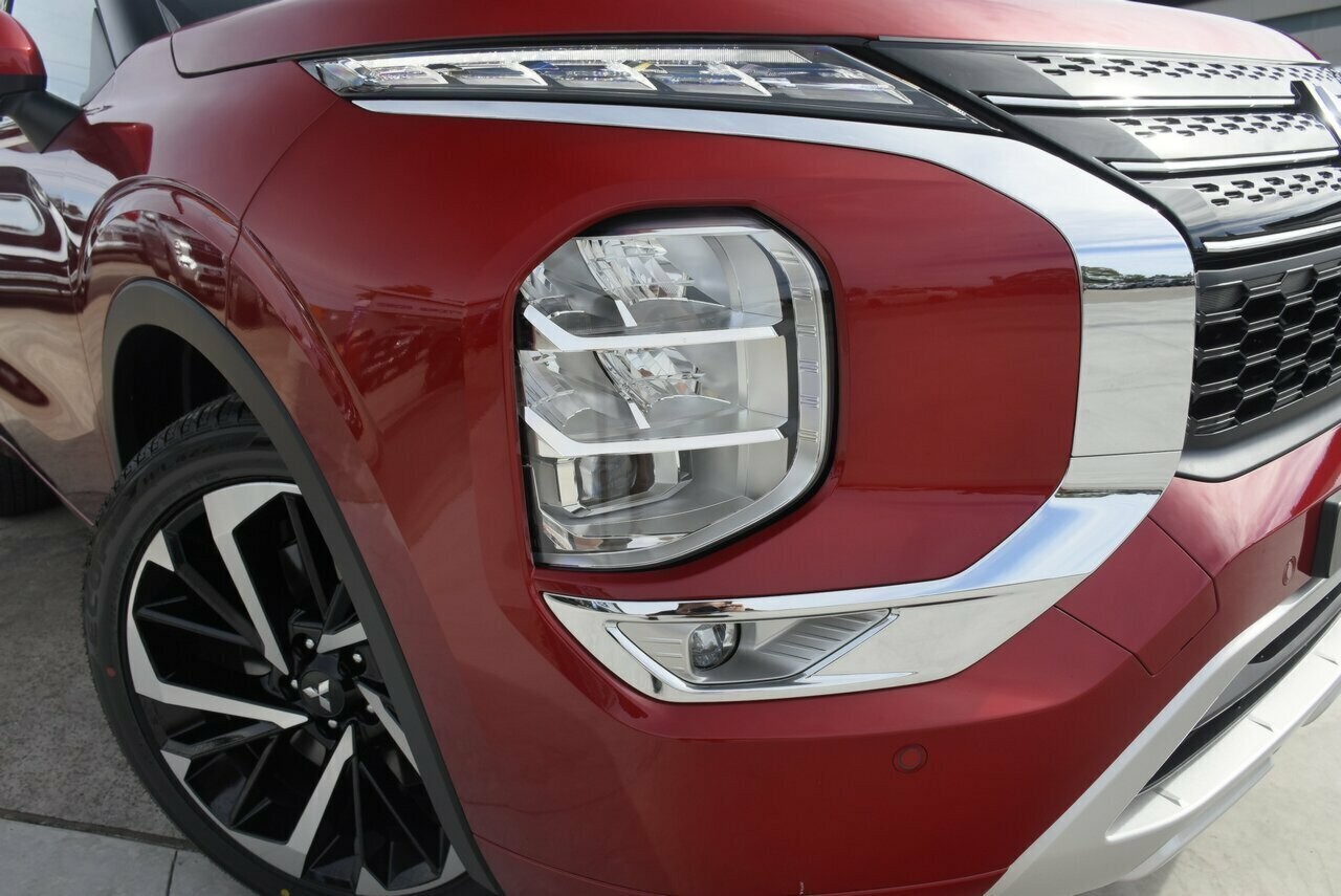Mitsubishi Outlander image 2