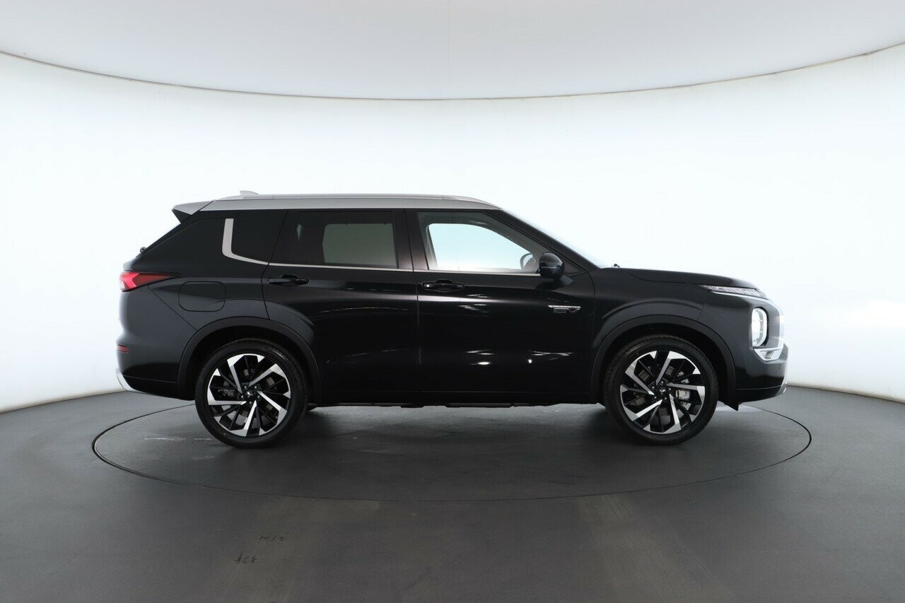 Mitsubishi Outlander image 2