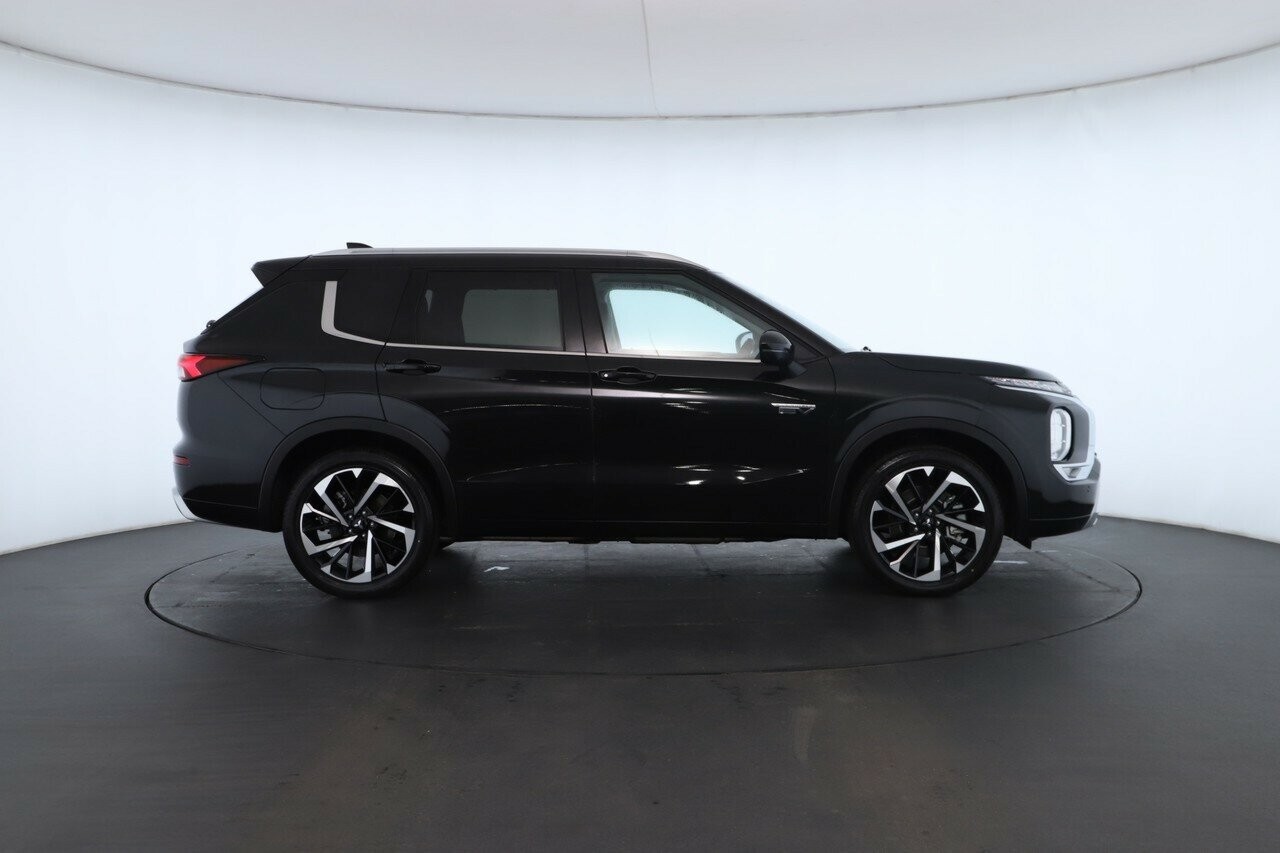 Mitsubishi Outlander image 2