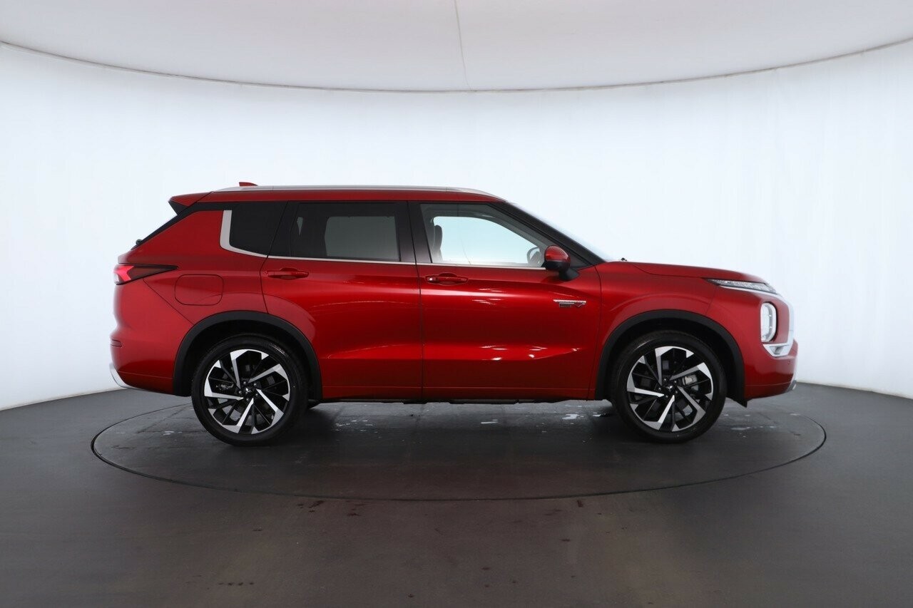 Mitsubishi Outlander image 2