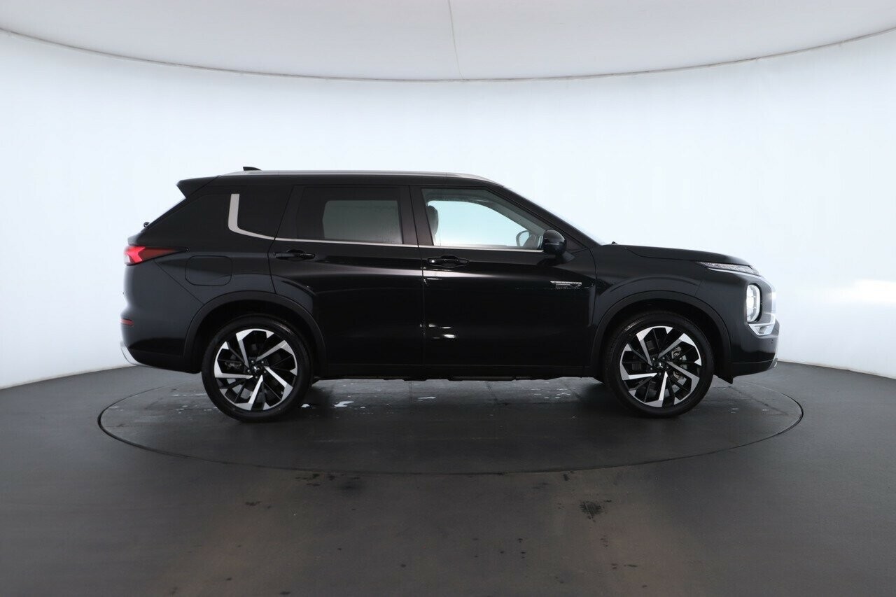 Mitsubishi Outlander image 2