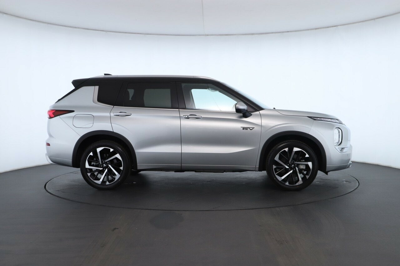 Mitsubishi Outlander image 2