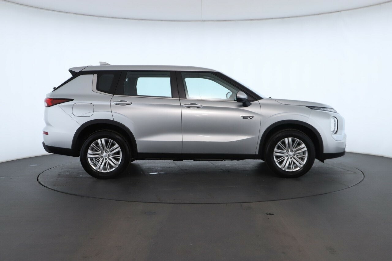 Mitsubishi Outlander image 4