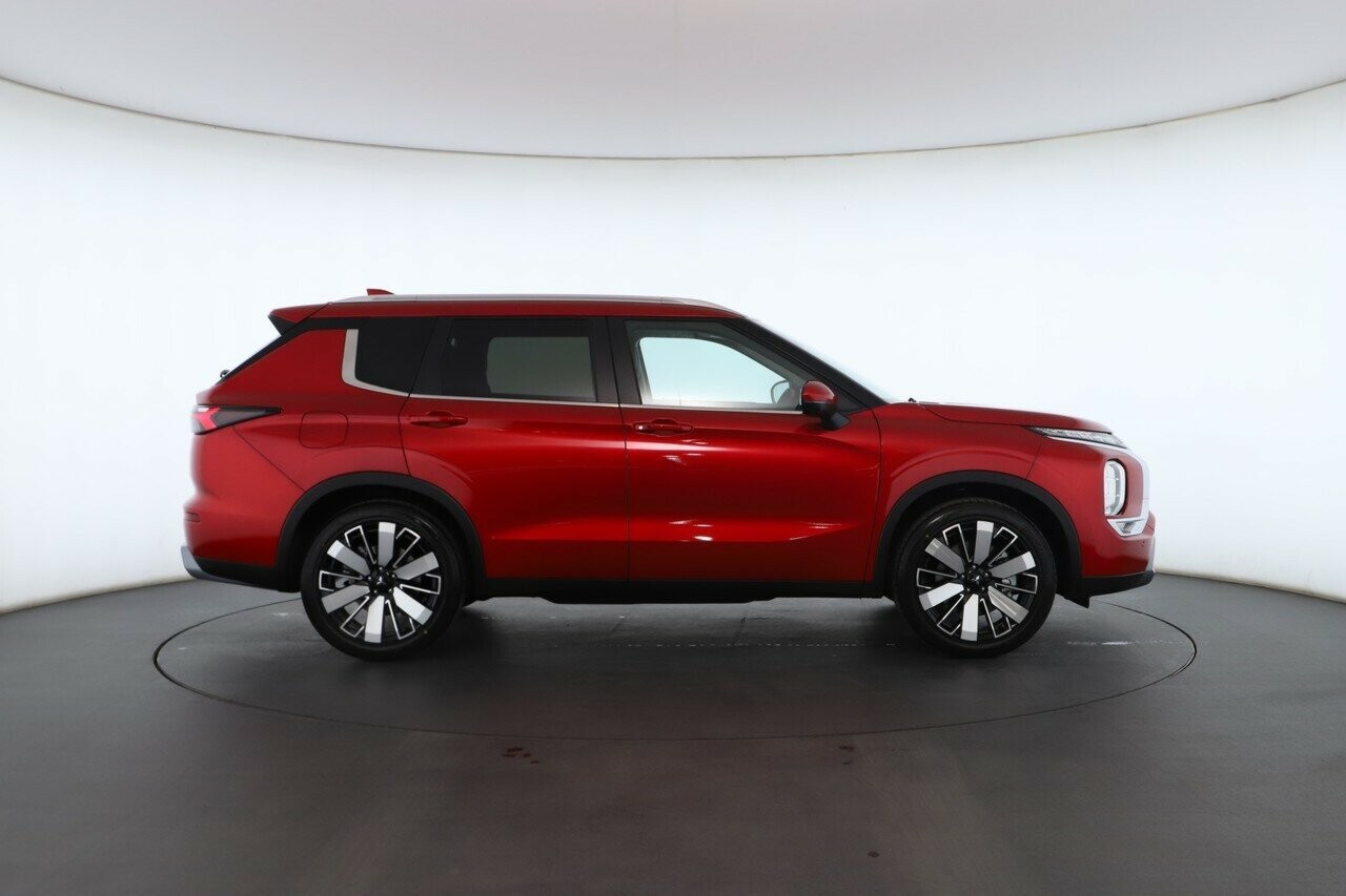 Mitsubishi Outlander image 2