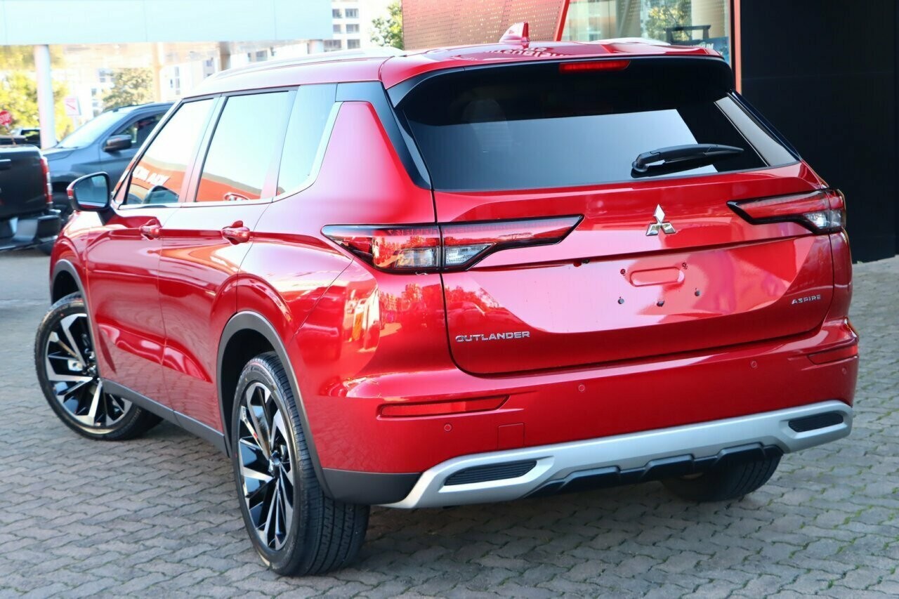 Mitsubishi Outlander image 3