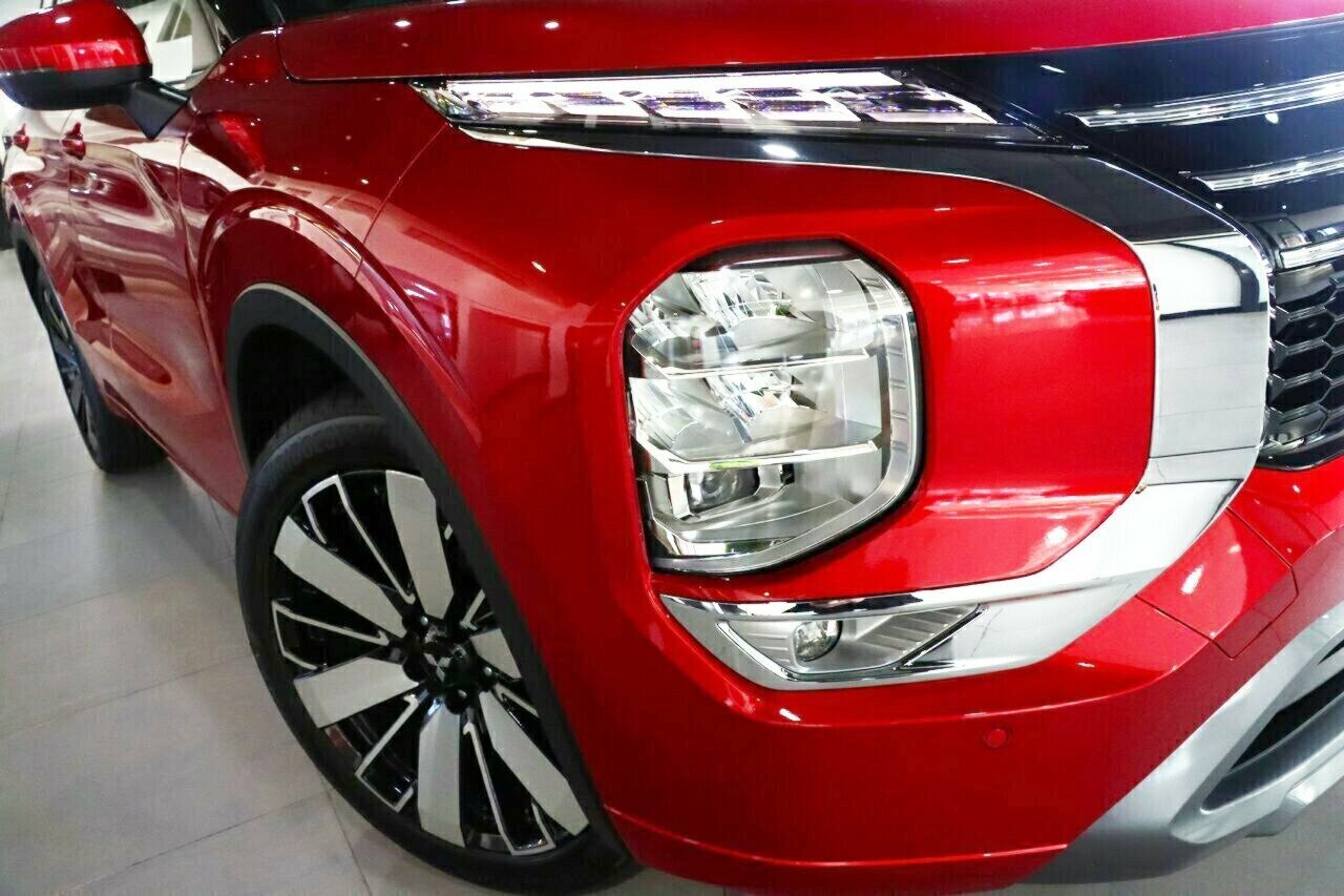 Mitsubishi Outlander image 2