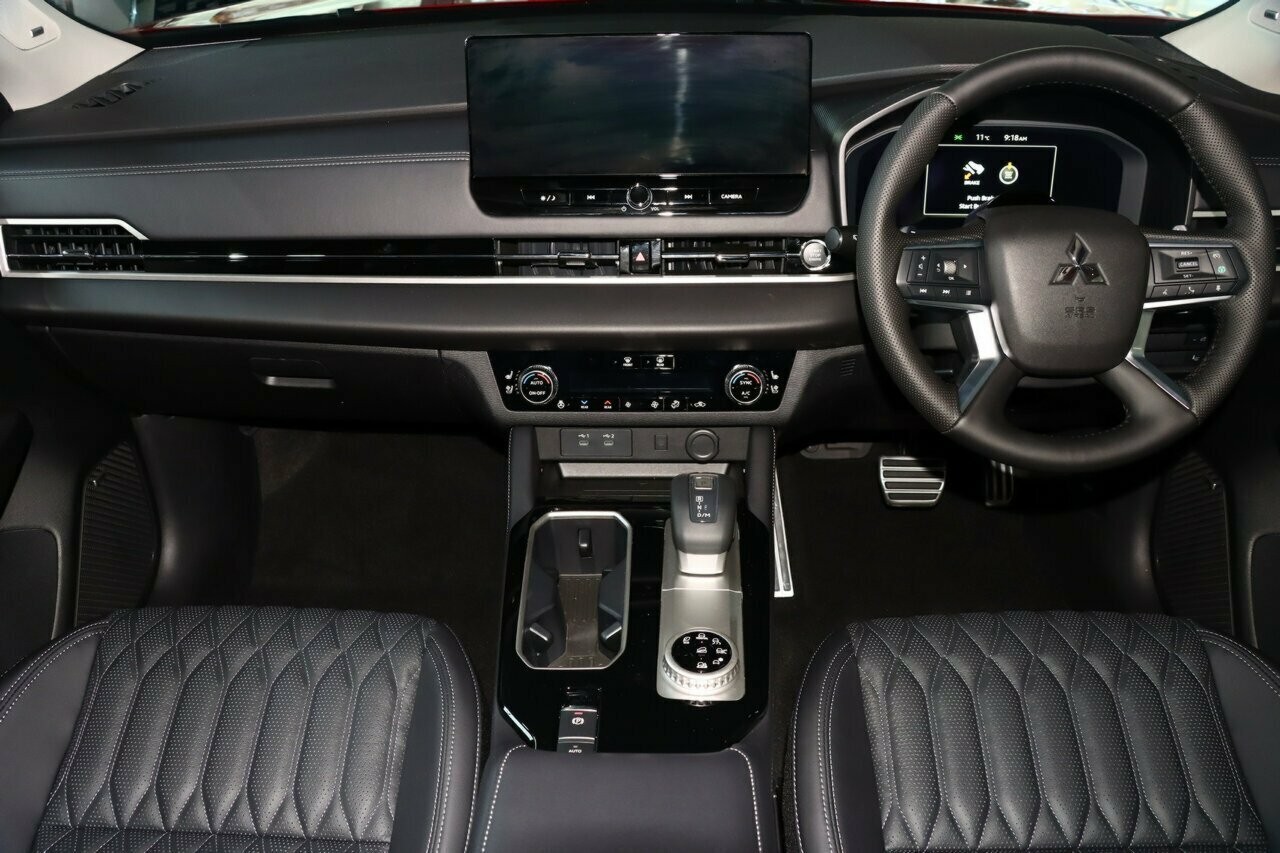 Mitsubishi Outlander image 4