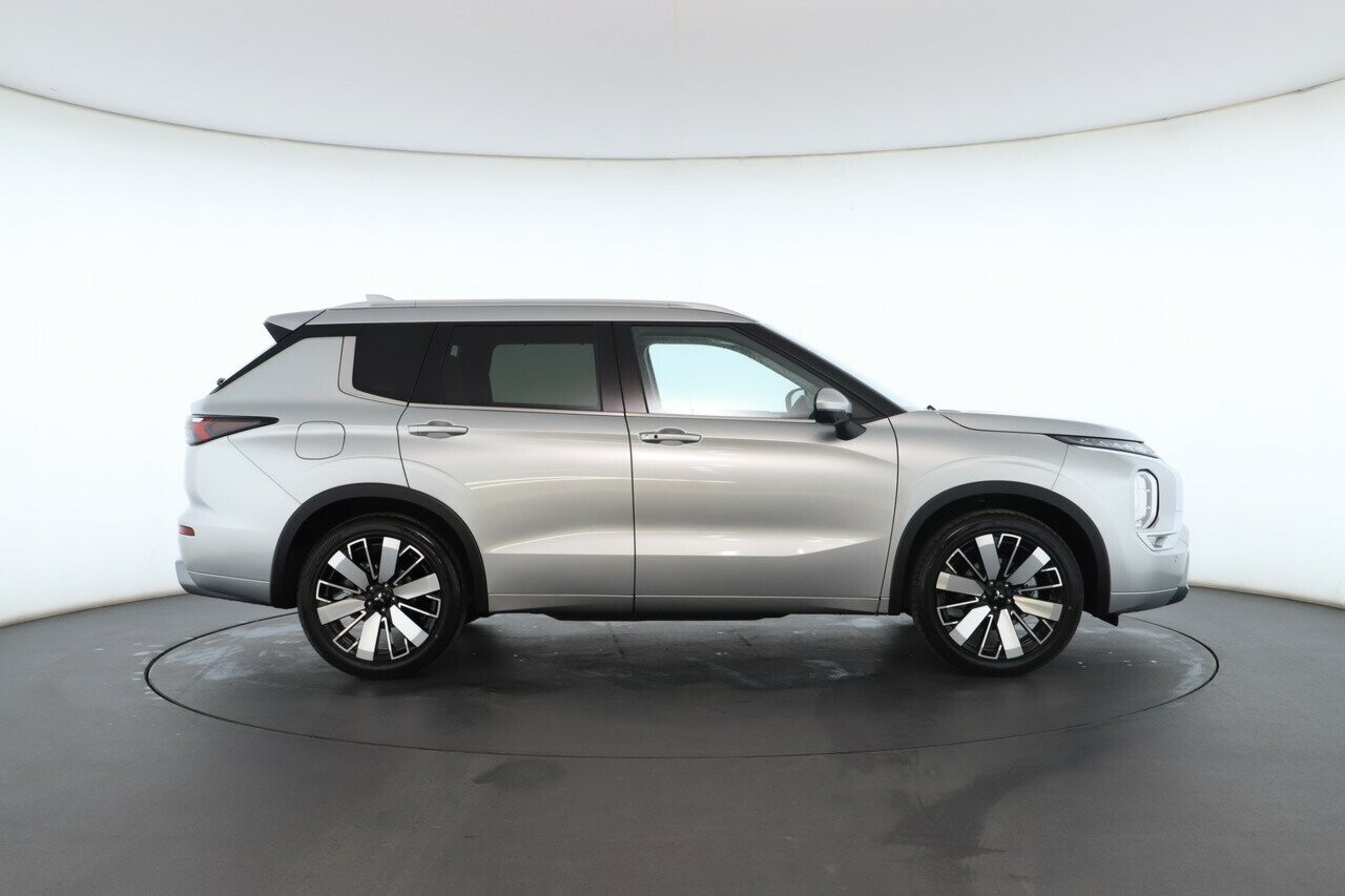 Mitsubishi Outlander image 2