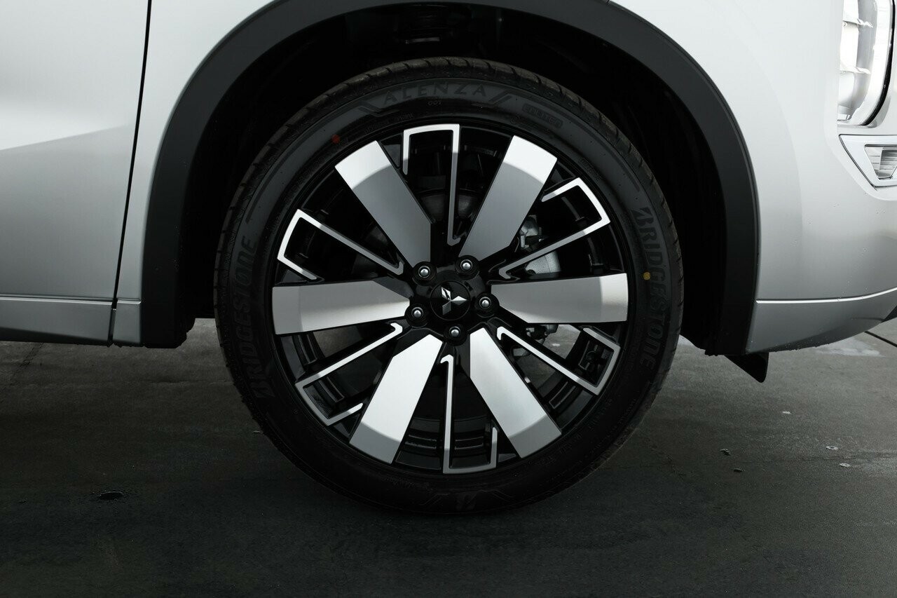 Mitsubishi Outlander image 3