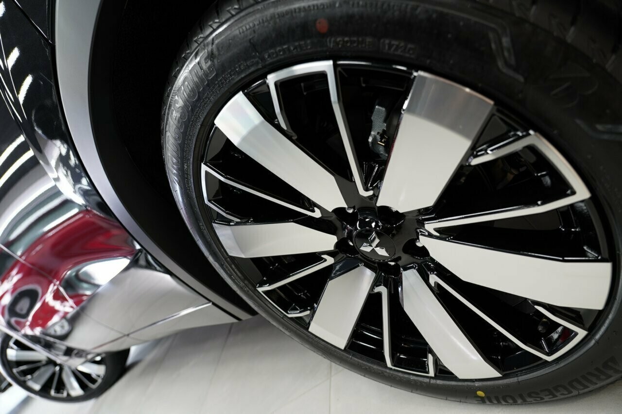 Mitsubishi Outlander image 4