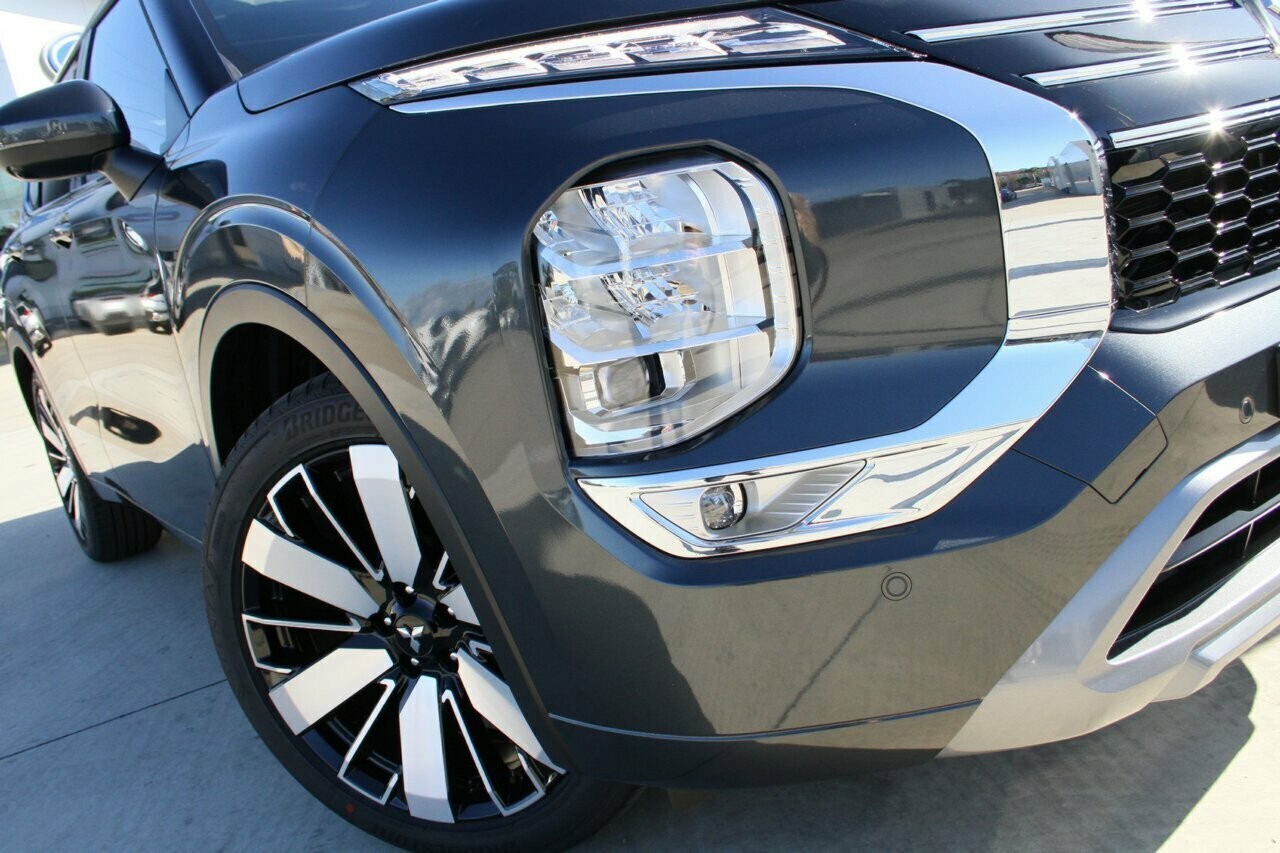 Mitsubishi Outlander image 2