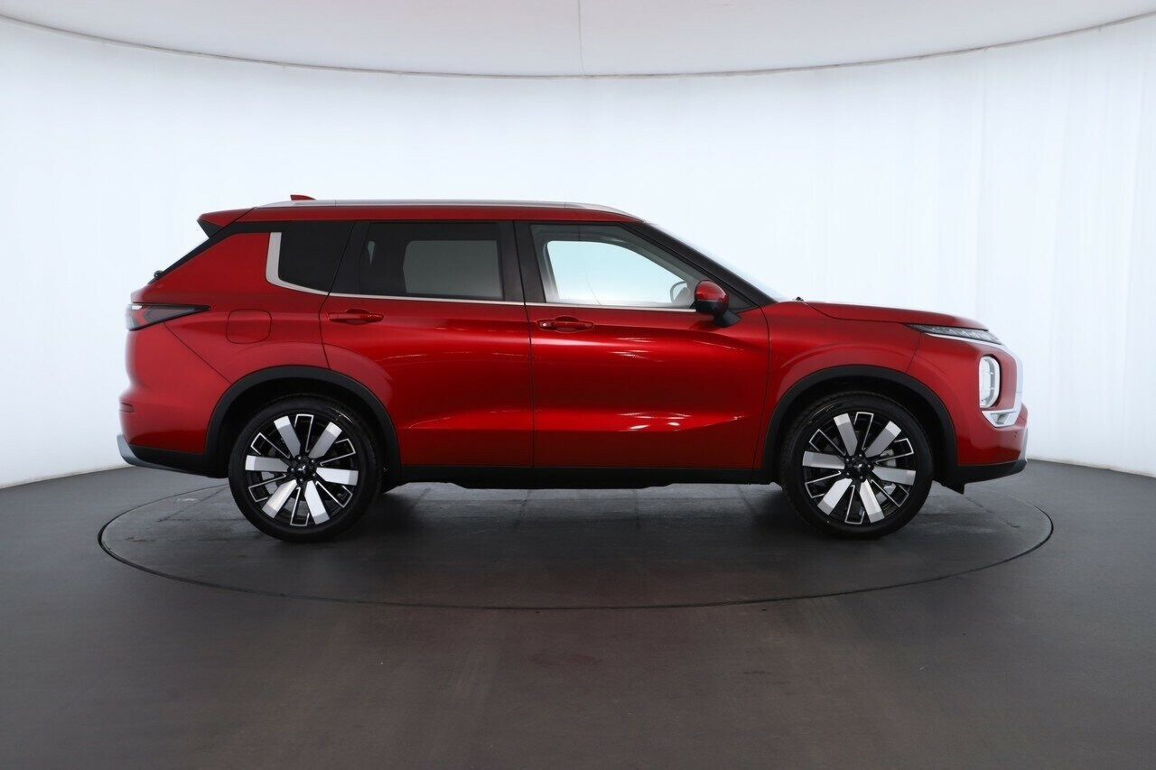 Mitsubishi Outlander image 2