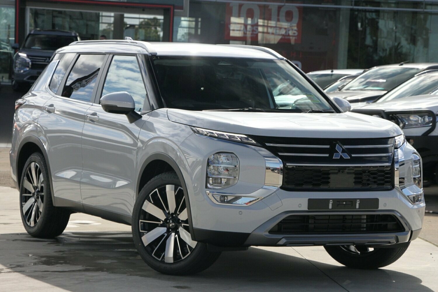 Mitsubishi Outlander image 1