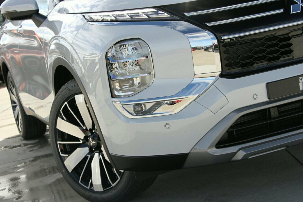 Mitsubishi Outlander image 2