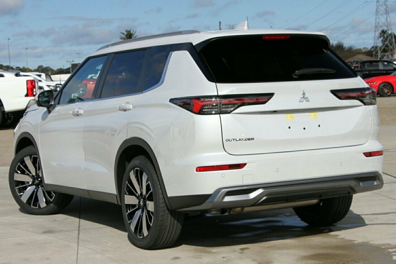 Mitsubishi Outlander image 3