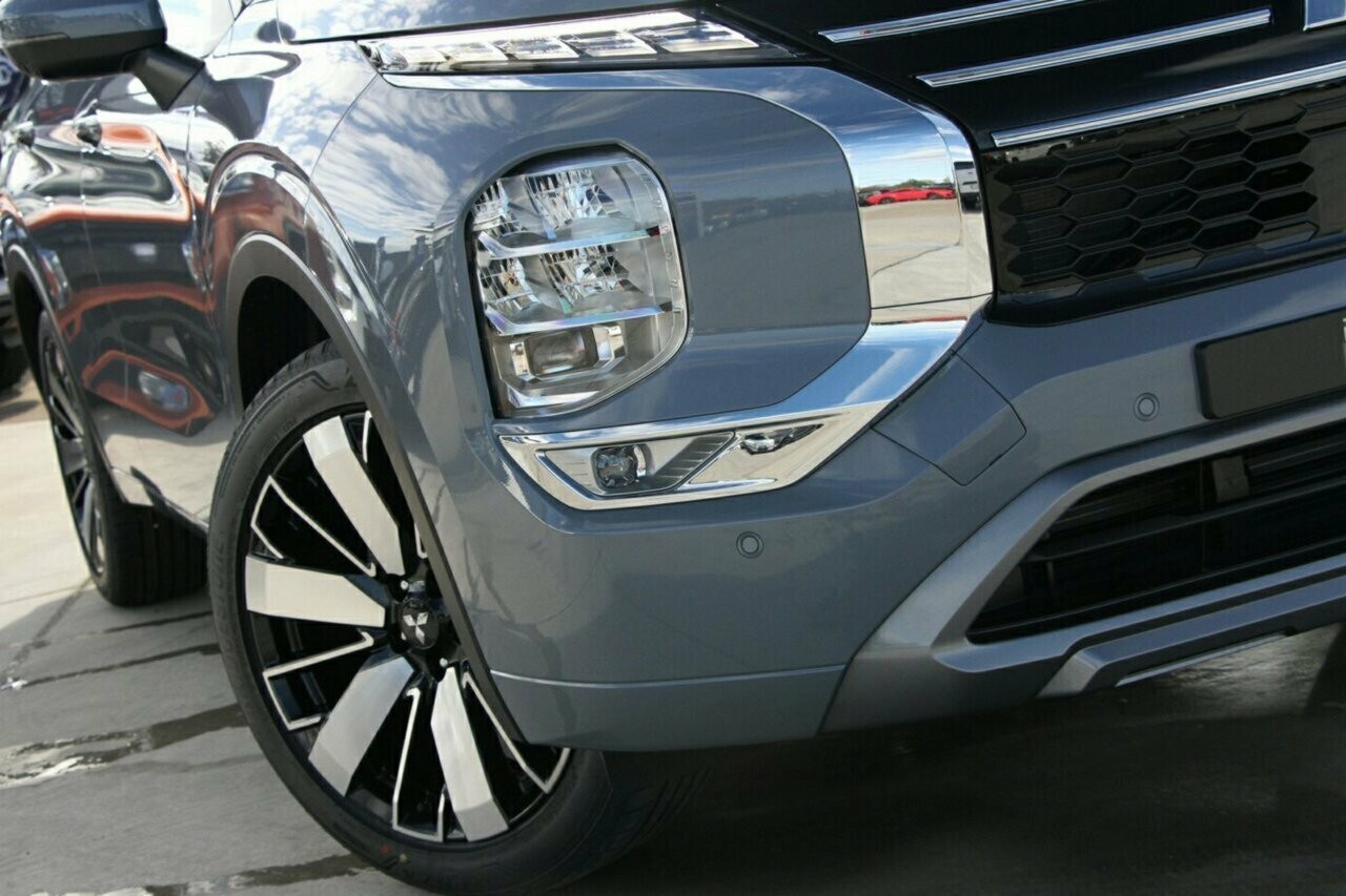 Mitsubishi Outlander image 2
