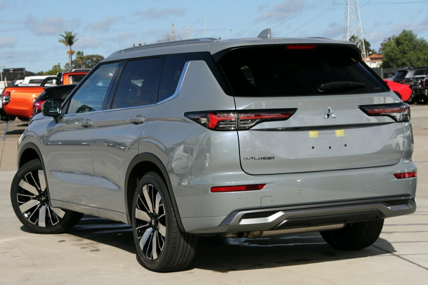 Mitsubishi Outlander image 3