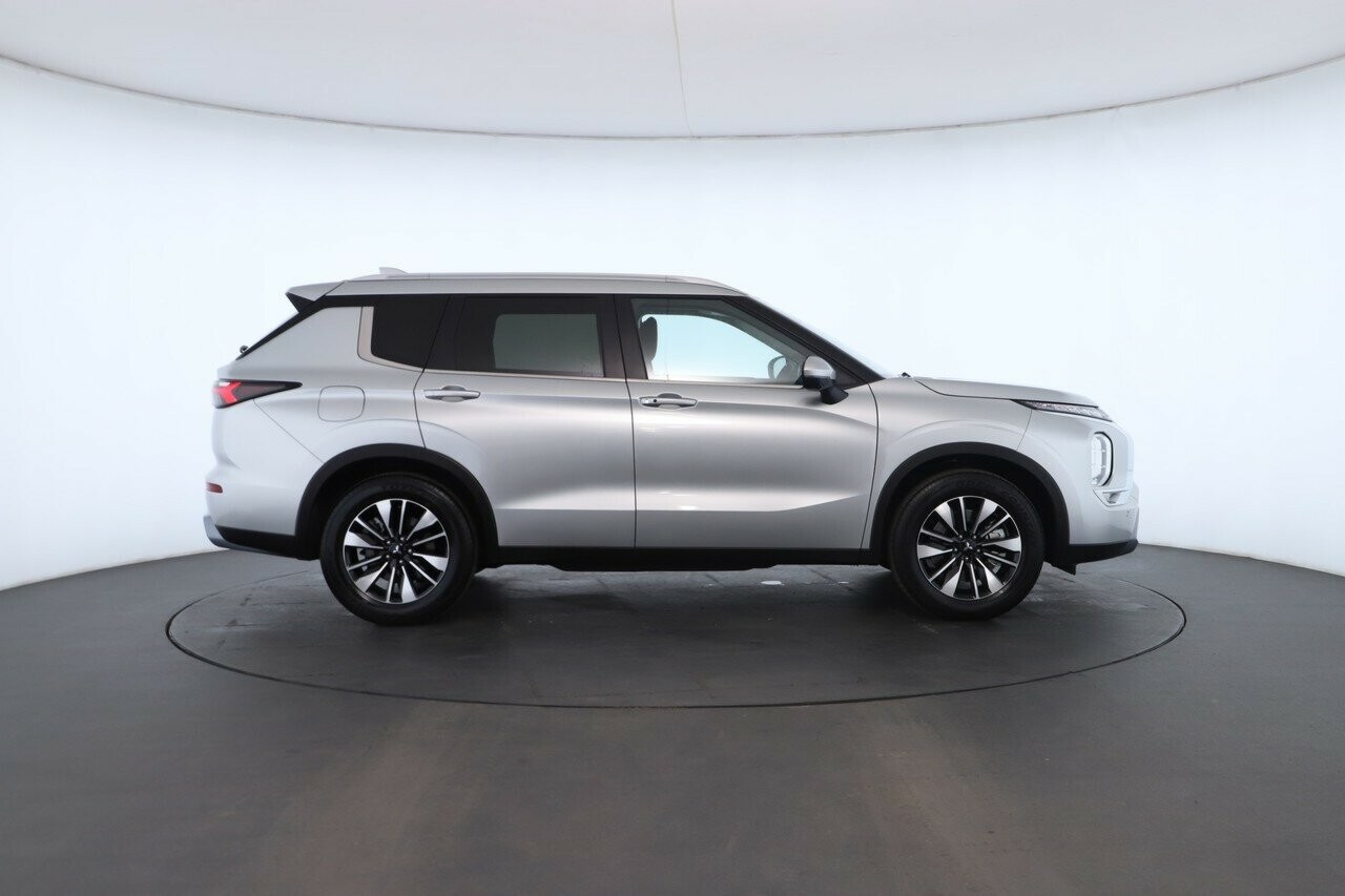 Mitsubishi Outlander image 2