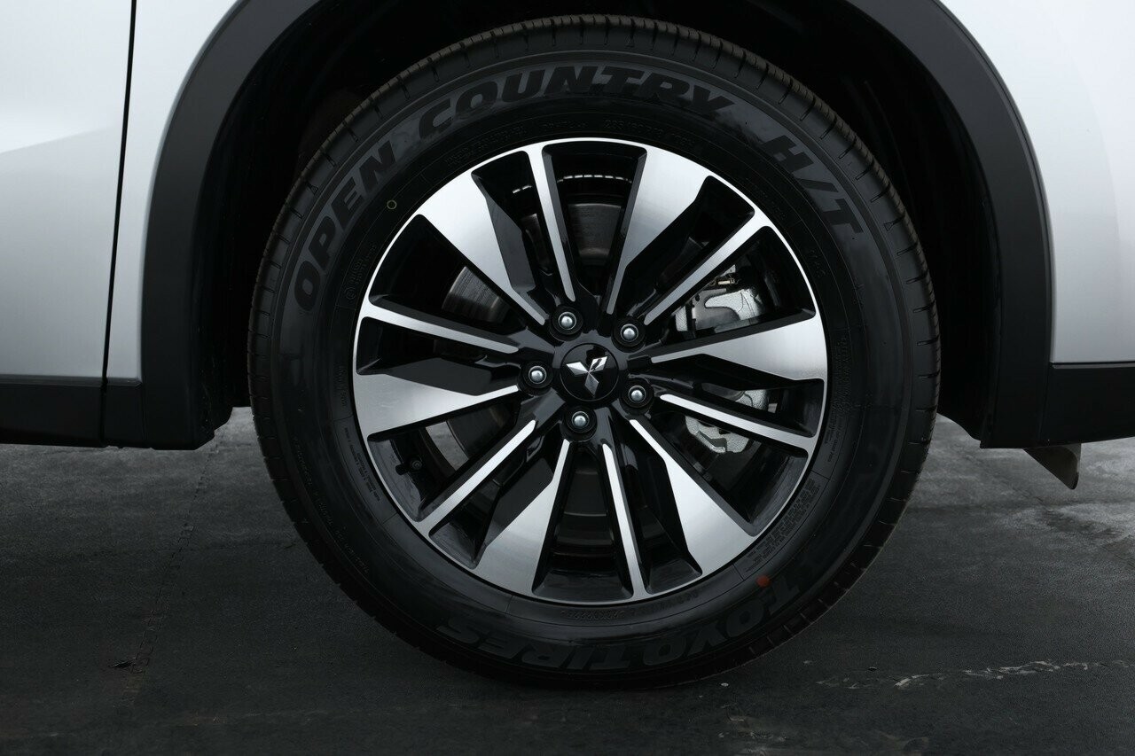 Mitsubishi Outlander image 3