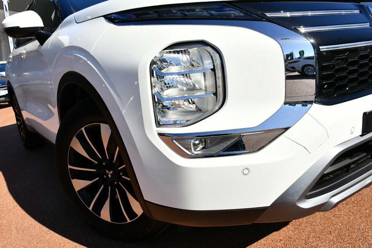 Mitsubishi Outlander image 2
