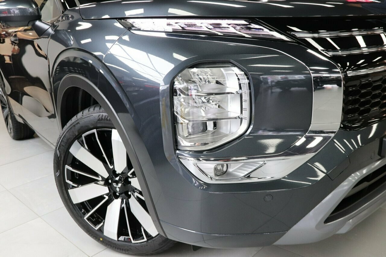 Mitsubishi Outlander image 2