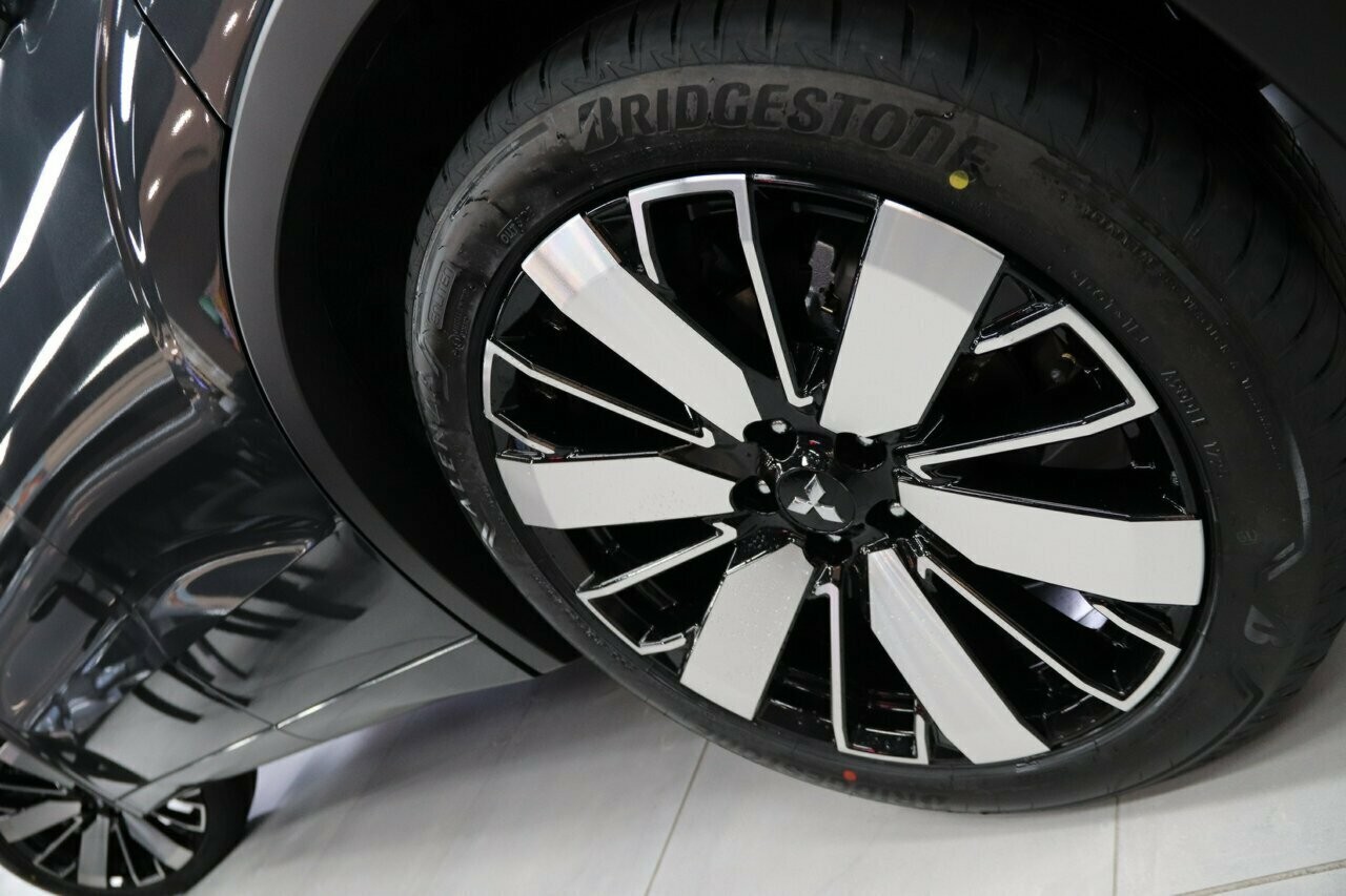 Mitsubishi Outlander image 4