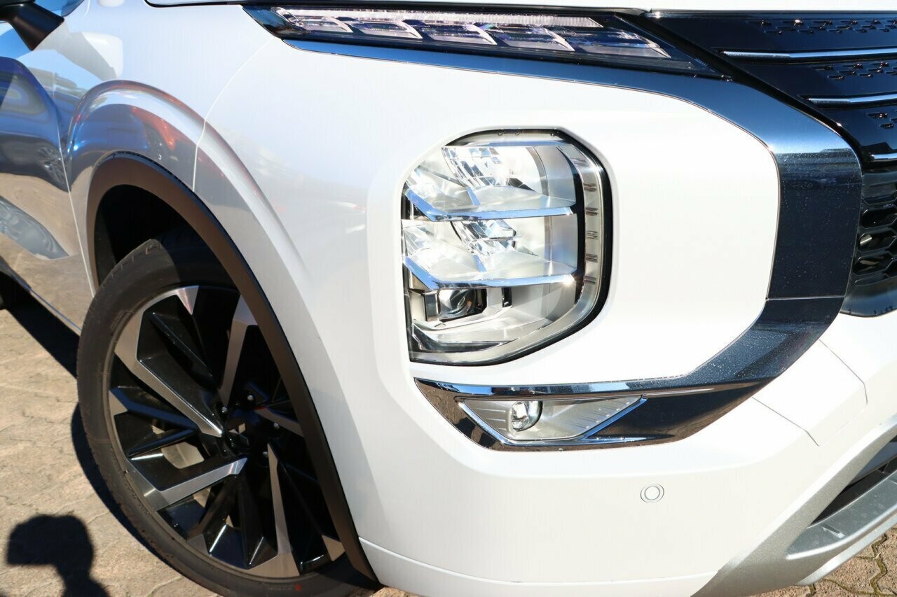 Mitsubishi Outlander image 2