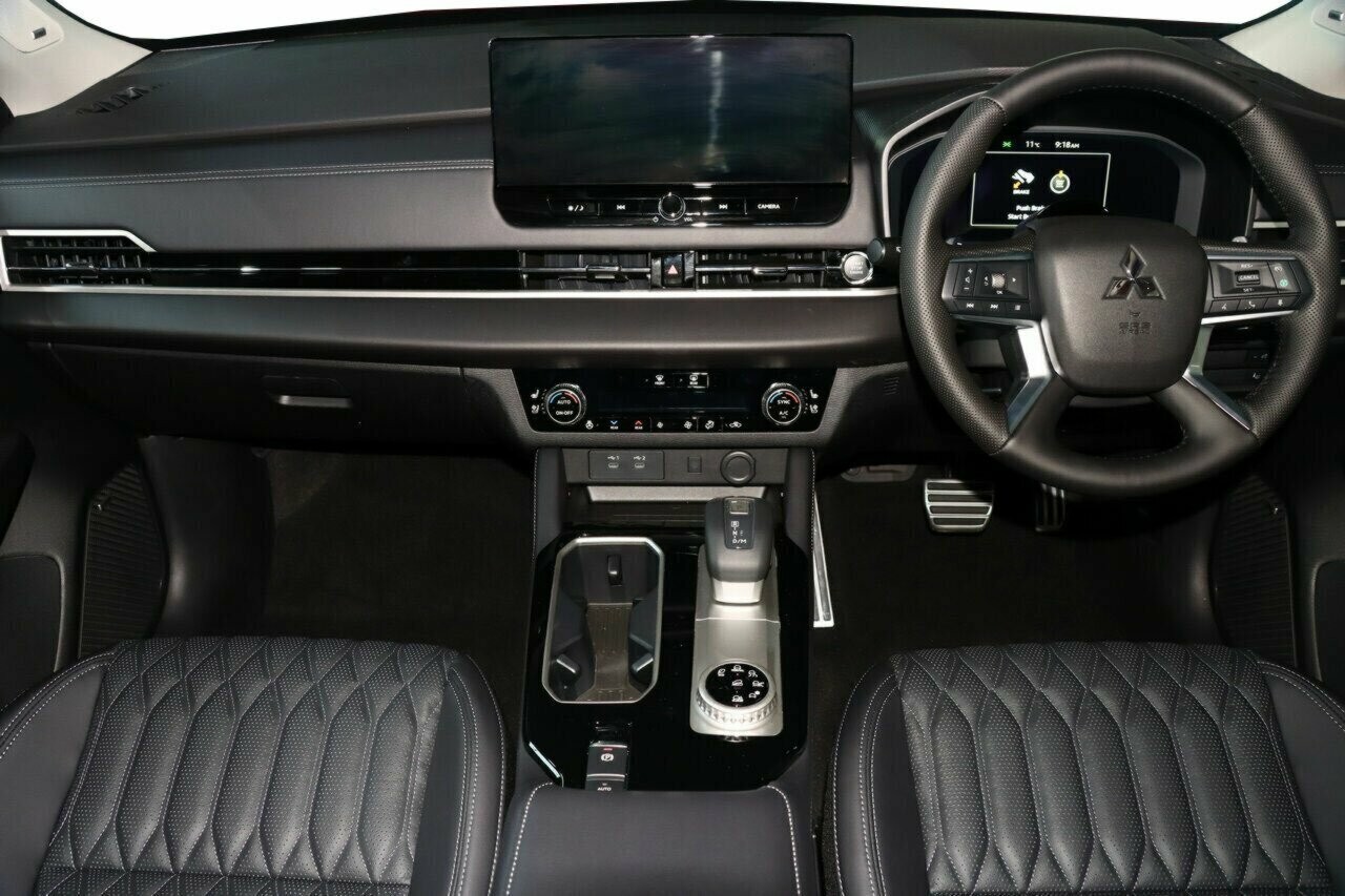 Mitsubishi Outlander image 4