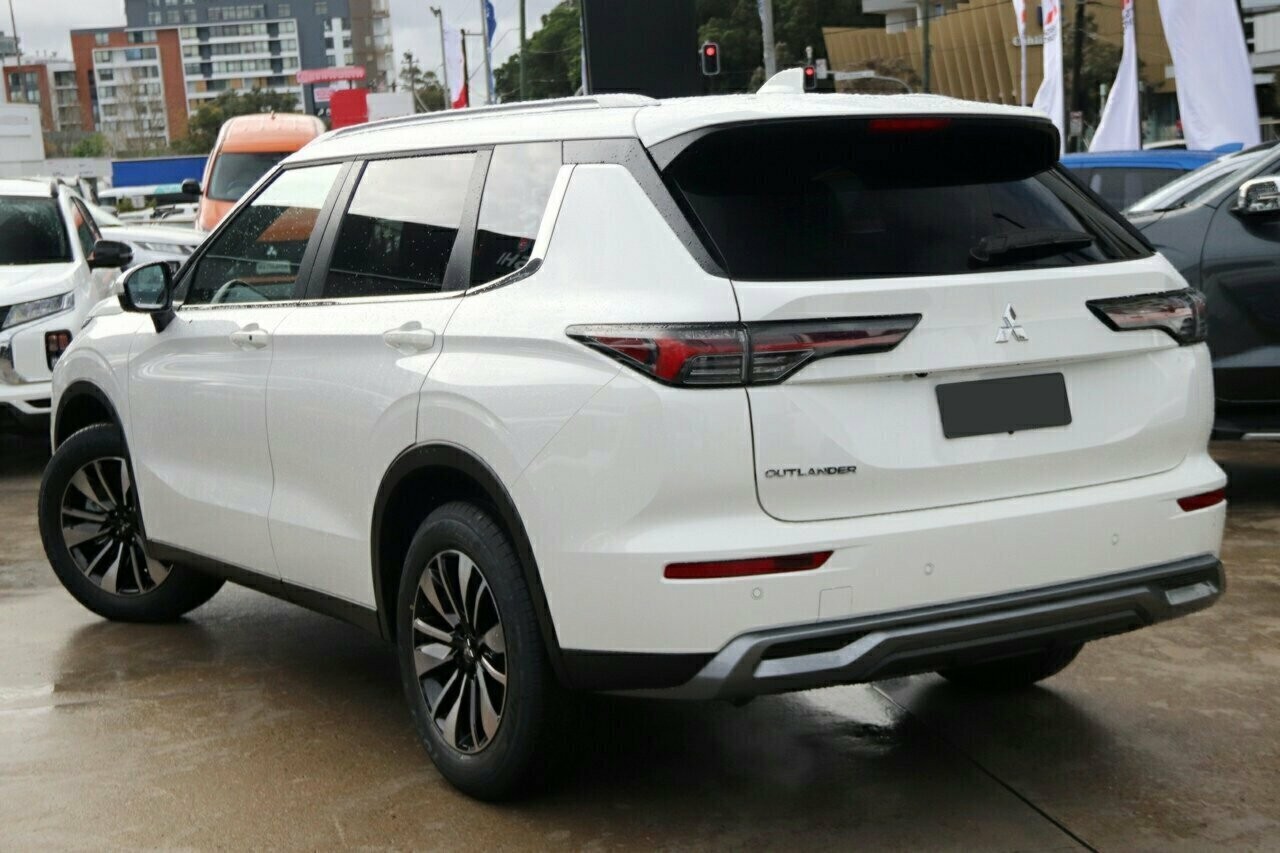 Mitsubishi Outlander image 3