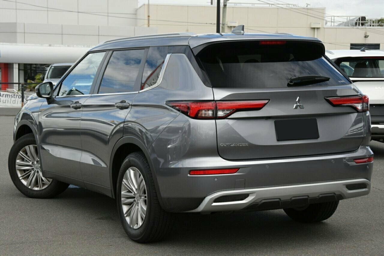 Mitsubishi Outlander image 3