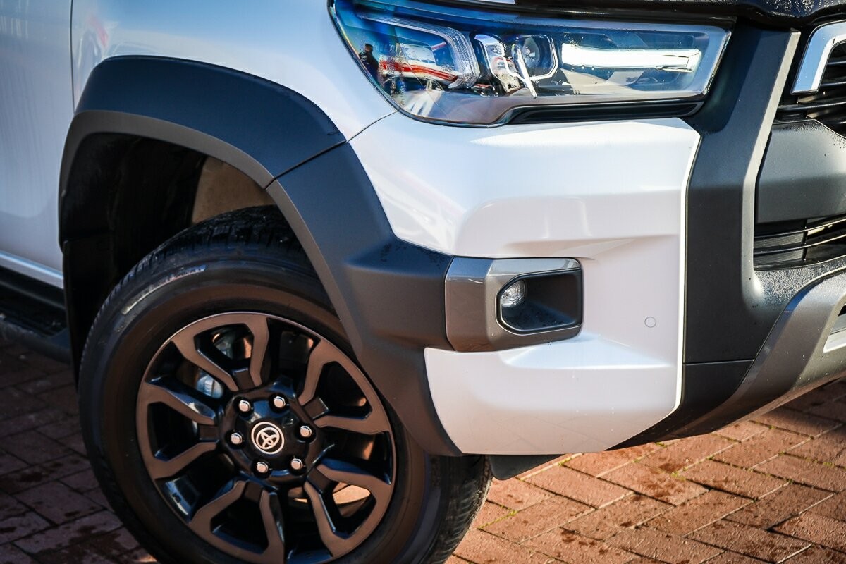 Toyota Hilux image 2