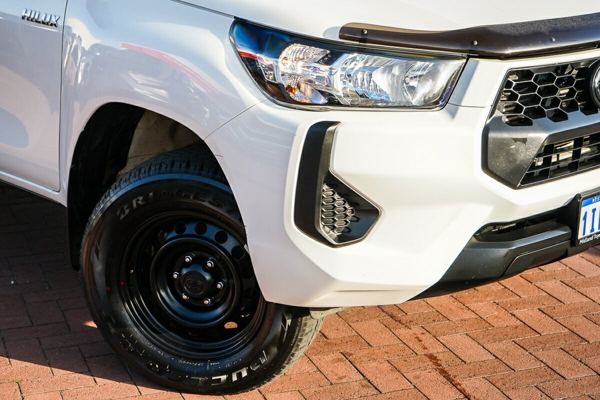 Toyota Hilux image 2