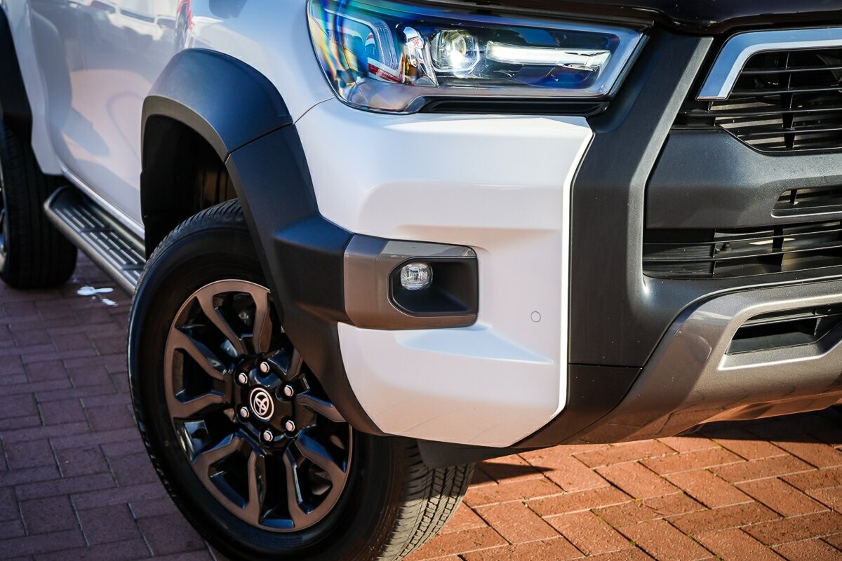 Toyota Hilux image 2