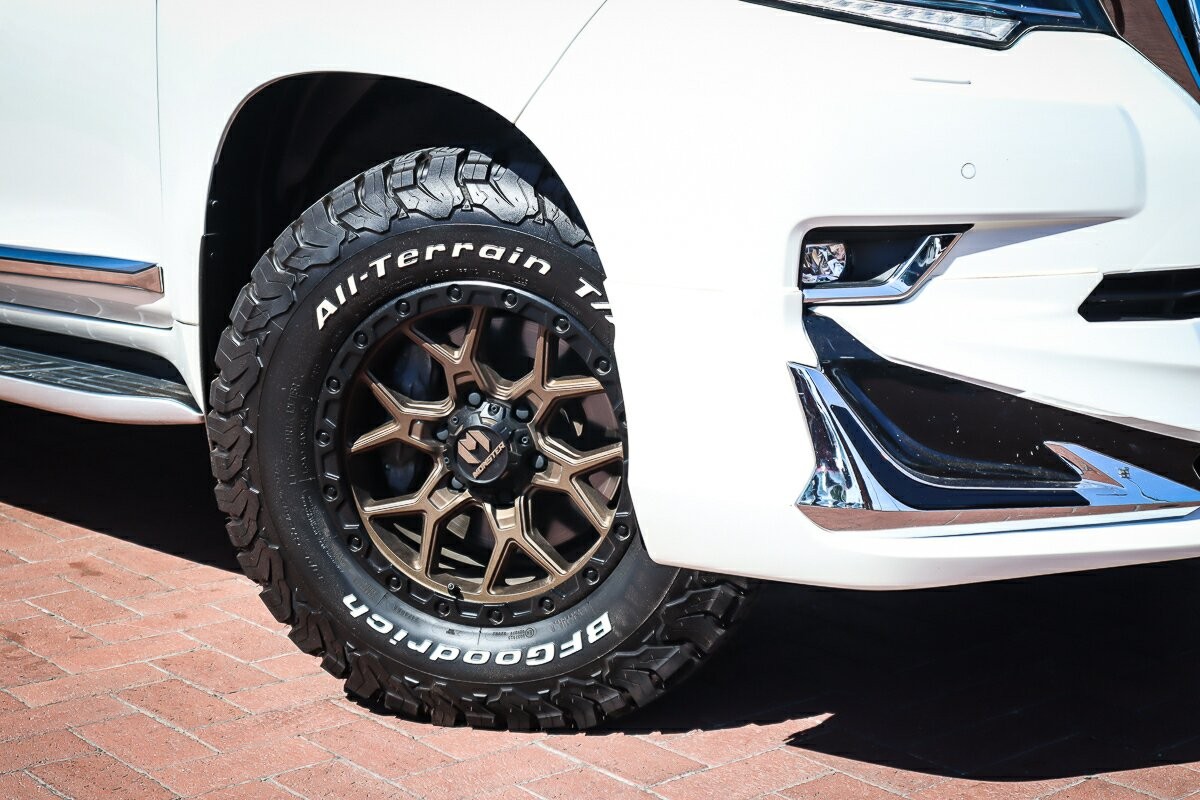 Toyota Landcruiser Prado image 2