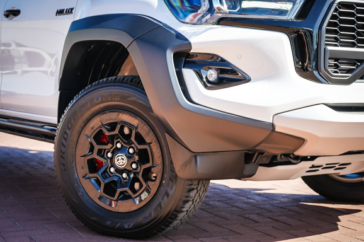 Toyota Hilux image 2