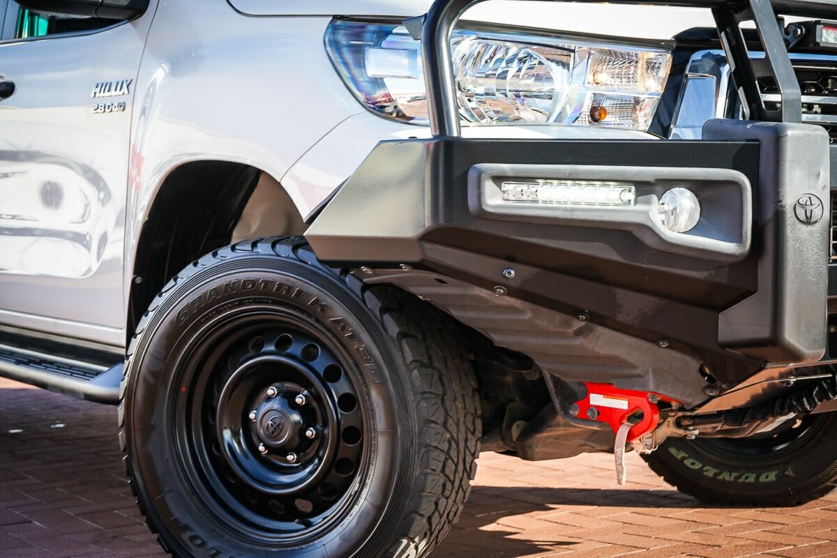 Toyota Hilux image 2