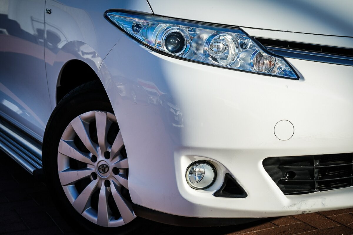 Toyota Tarago image 2