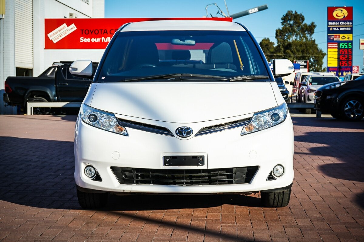 Toyota Tarago image 3